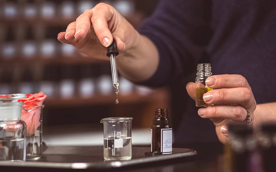 Mixing scents with dropper